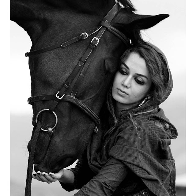  عکس های زیبا و هنری مونا برزویی و اسب ادهم